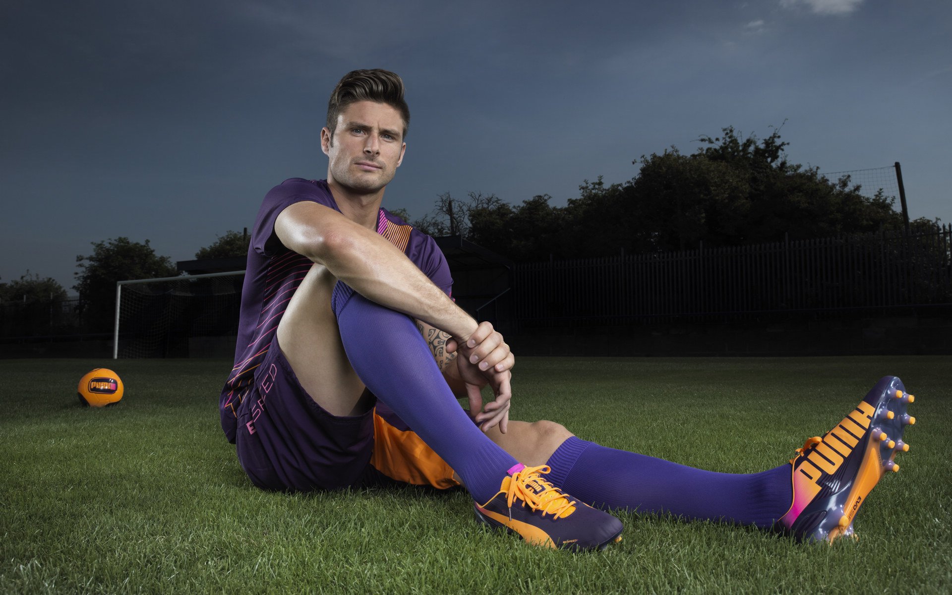 体育场馆夜间开放项目吸引市民夜跑与健身参与,体育馆夜跑图片